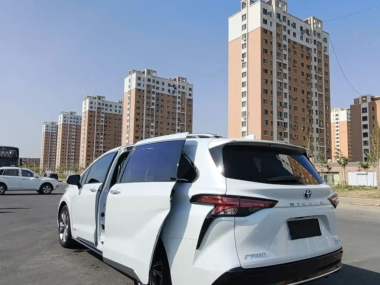 Toyota Sienna 2023 2.5L Hybrid Platinum Edition фото 8