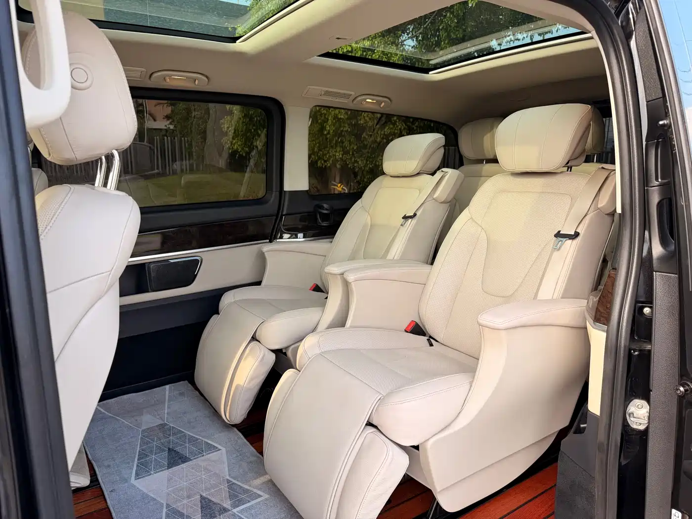 Mercedes-Benz V-Class 2018 V 260 L Premium Long Wheelbase Edition China VI фото 25