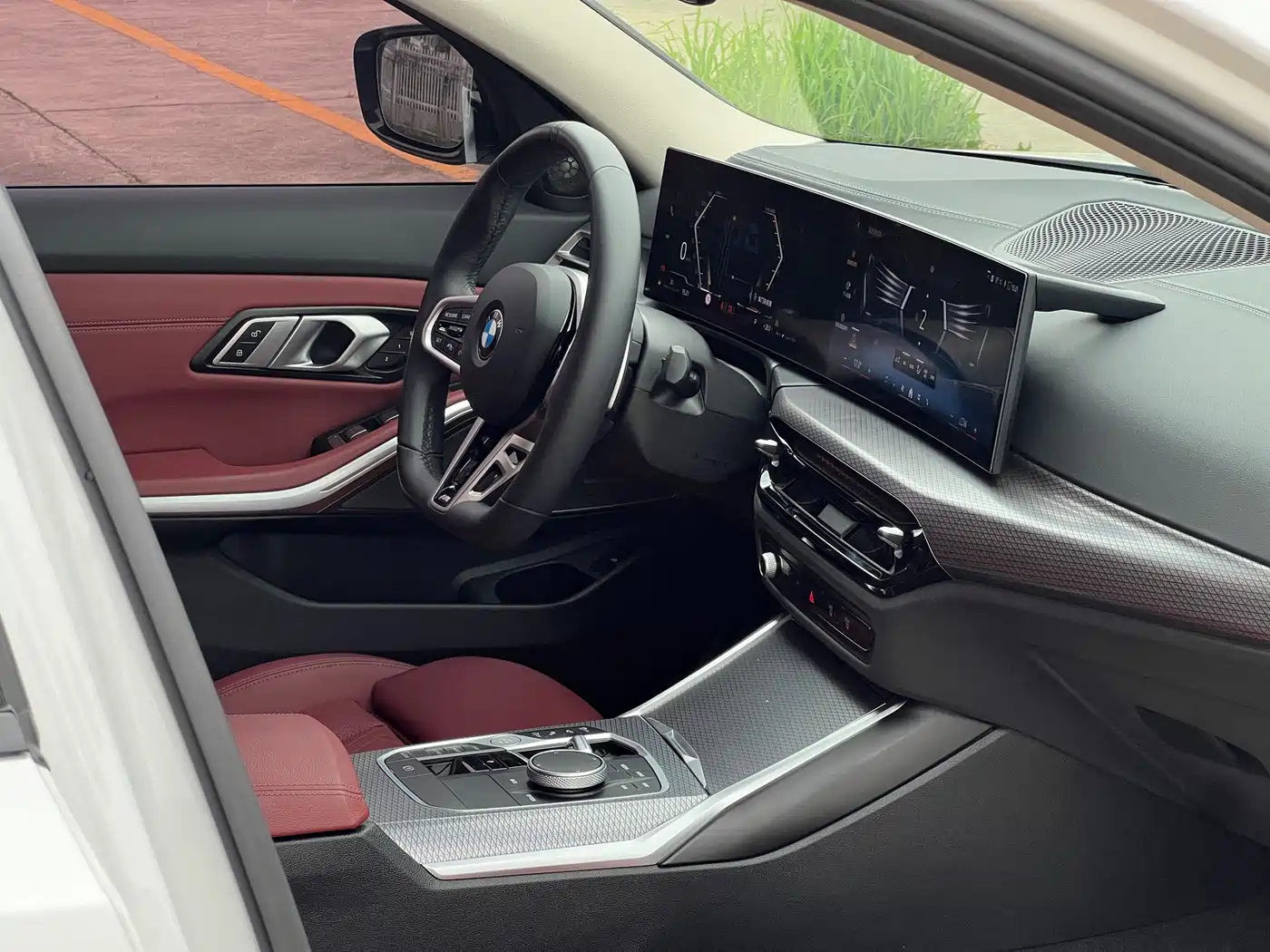 BMW 3 Series 2025 330Li M Sport Night Edition фото 10