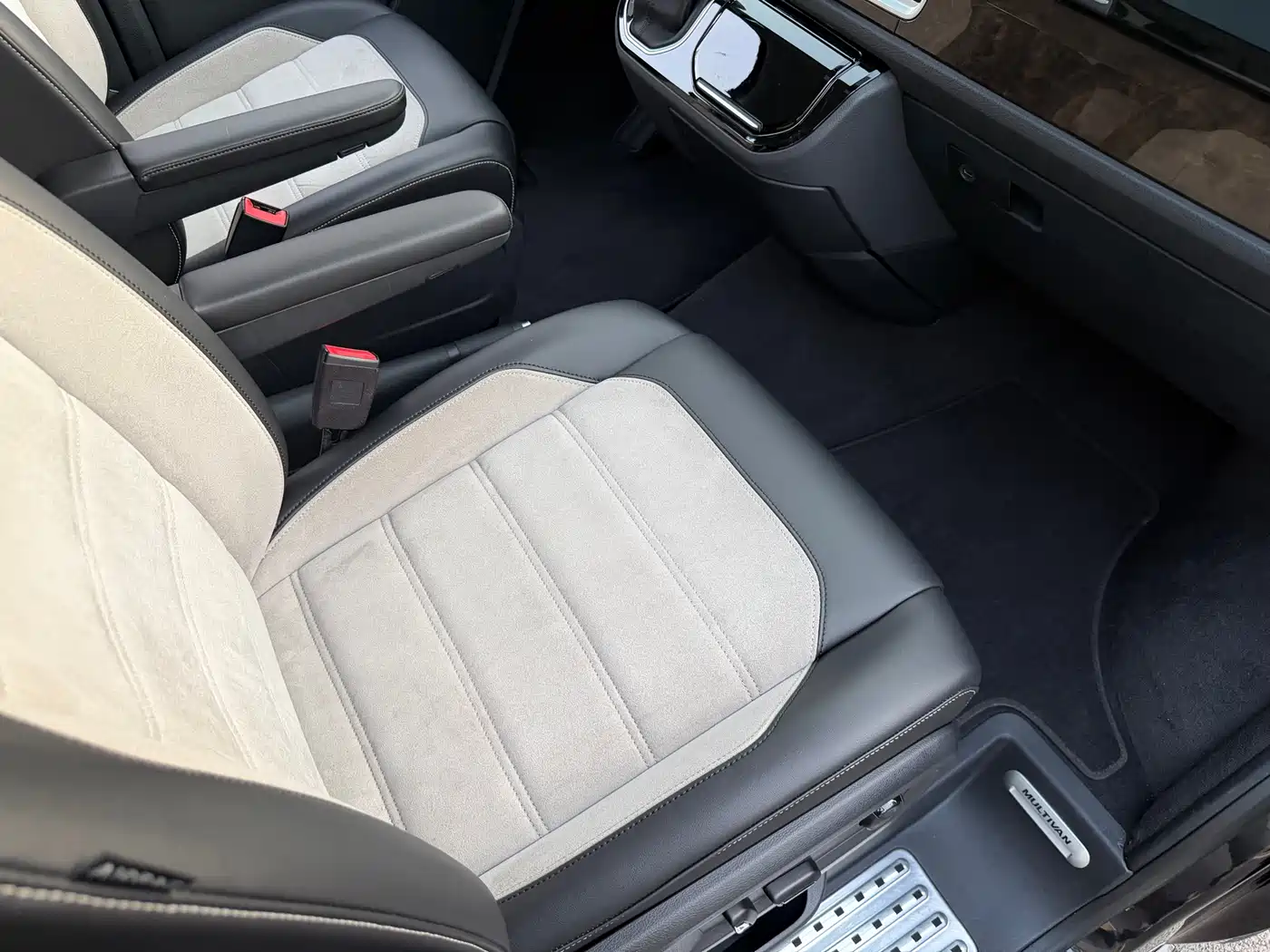 Volkswagen Multivan 2019 2.0TSI 4WD Premium 7-seater фото 11
