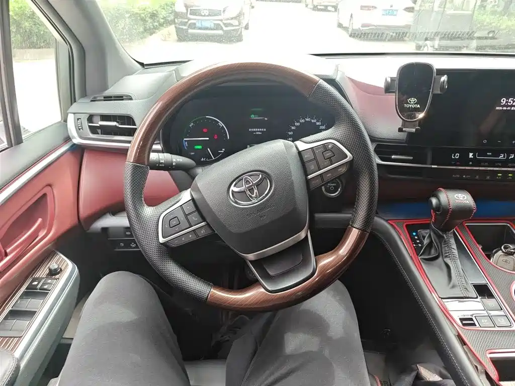 Toyota Granvia 2024 2.5L Hybrid Luxury фото 3