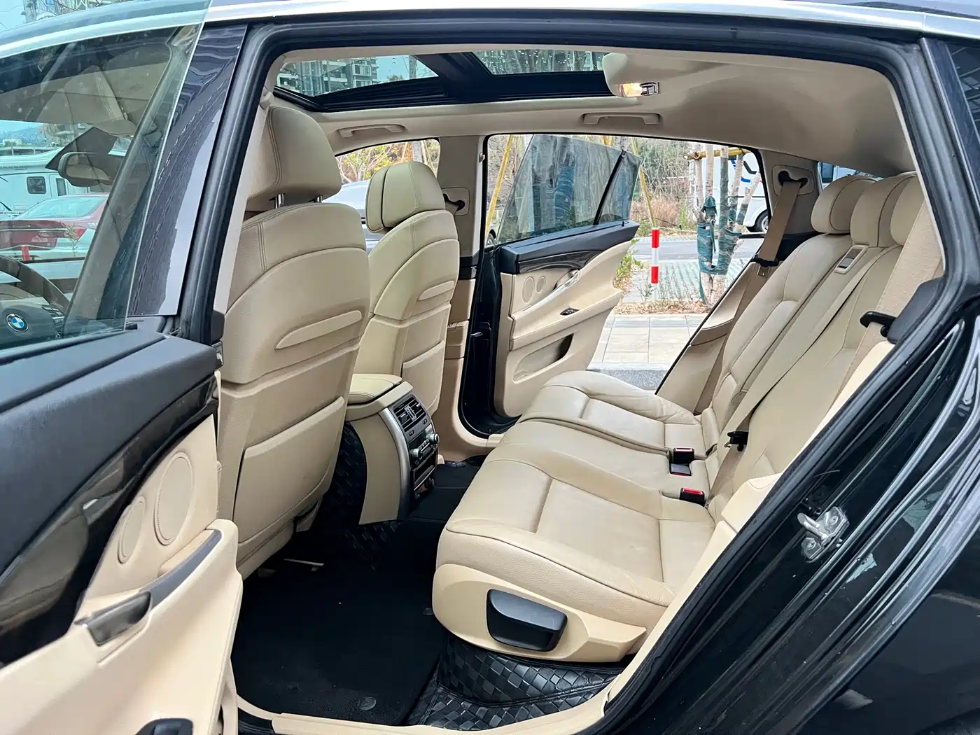 BMW 5 Series GT 2011 535i xDrive Luxury Model фото 21