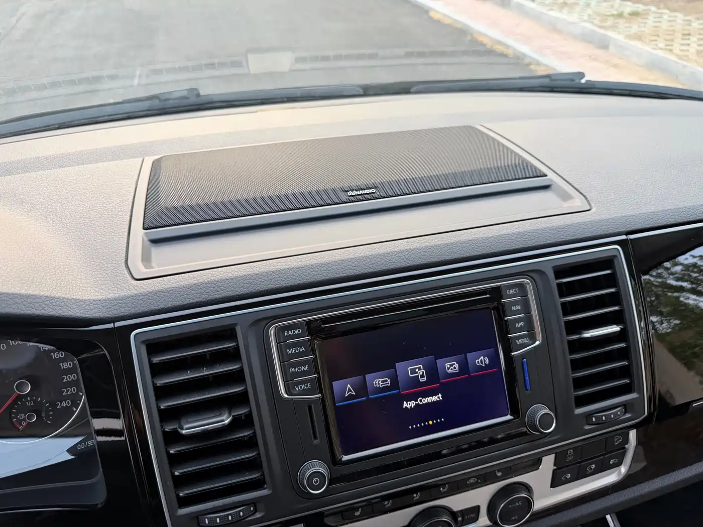 Volkswagen Multivan 2019 2.0TSI 4WD Premium 7-seater фото 16