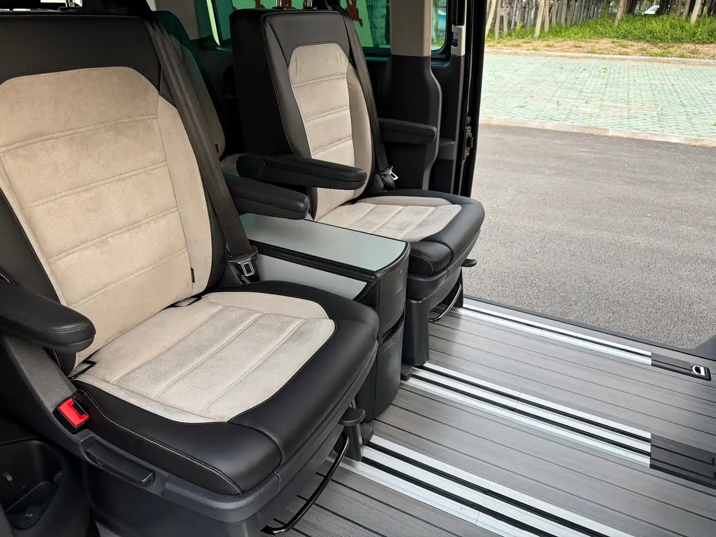 Volkswagen Multivan 2019 2.0TSI 4WD Premium 7-seater фото 23