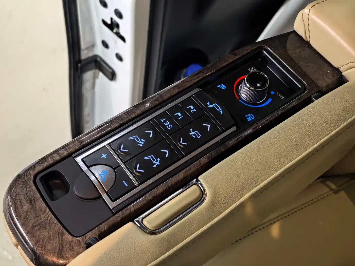 Toyota Vellfire 2021 Crown Hybrid 2.5L HV Premium Edition фото 8