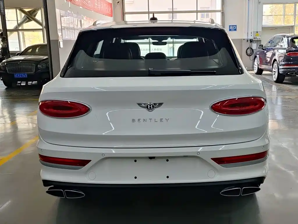 Bentley Bentayga 2024 4.0T V8 Long Wheelbase фото 4