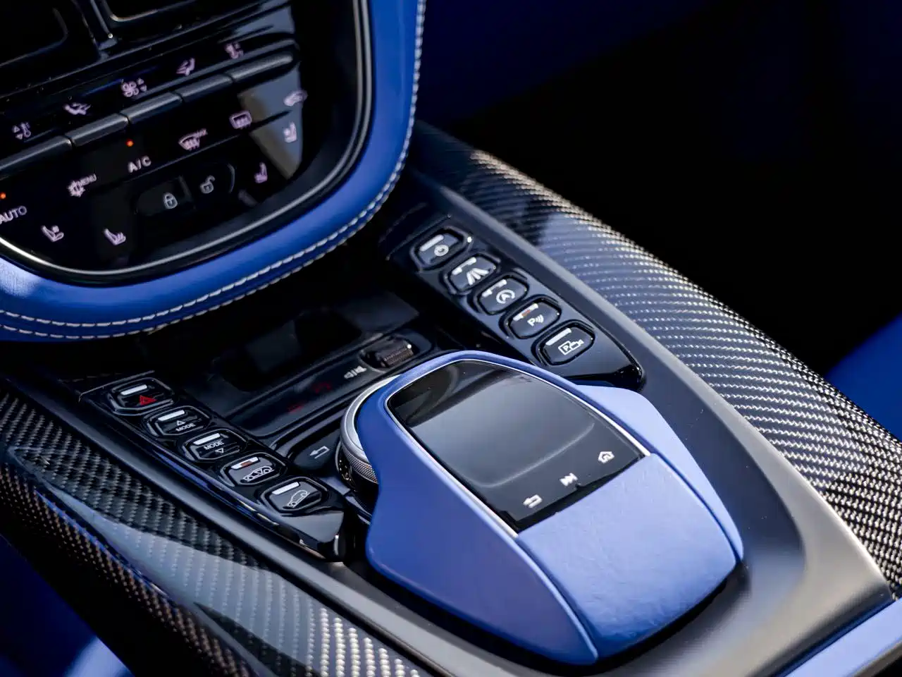 Aston Martin DBX 2021 4.0T V8 Realm of Simplicity фото 12