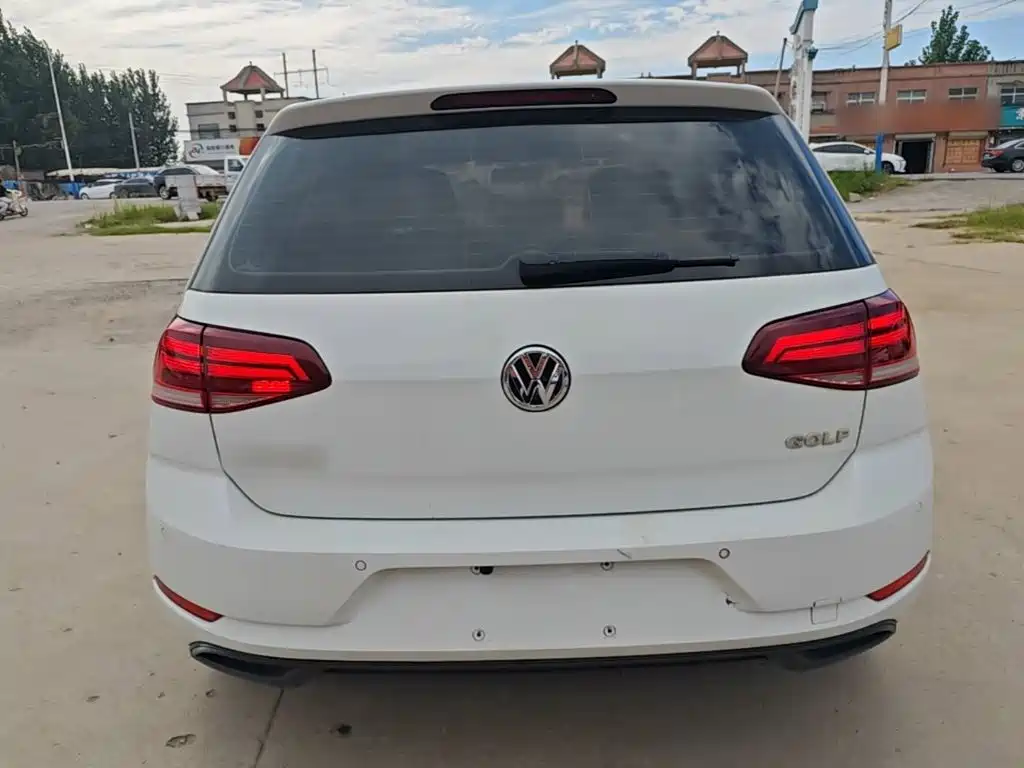 Photo 6 - Volkswagen Golf