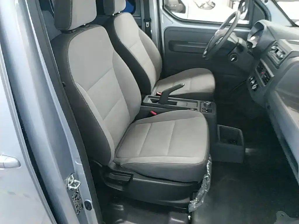 Wuling Motors Wuling Yangguang 2026 2024 300KM Comfort Bus Version 75kW