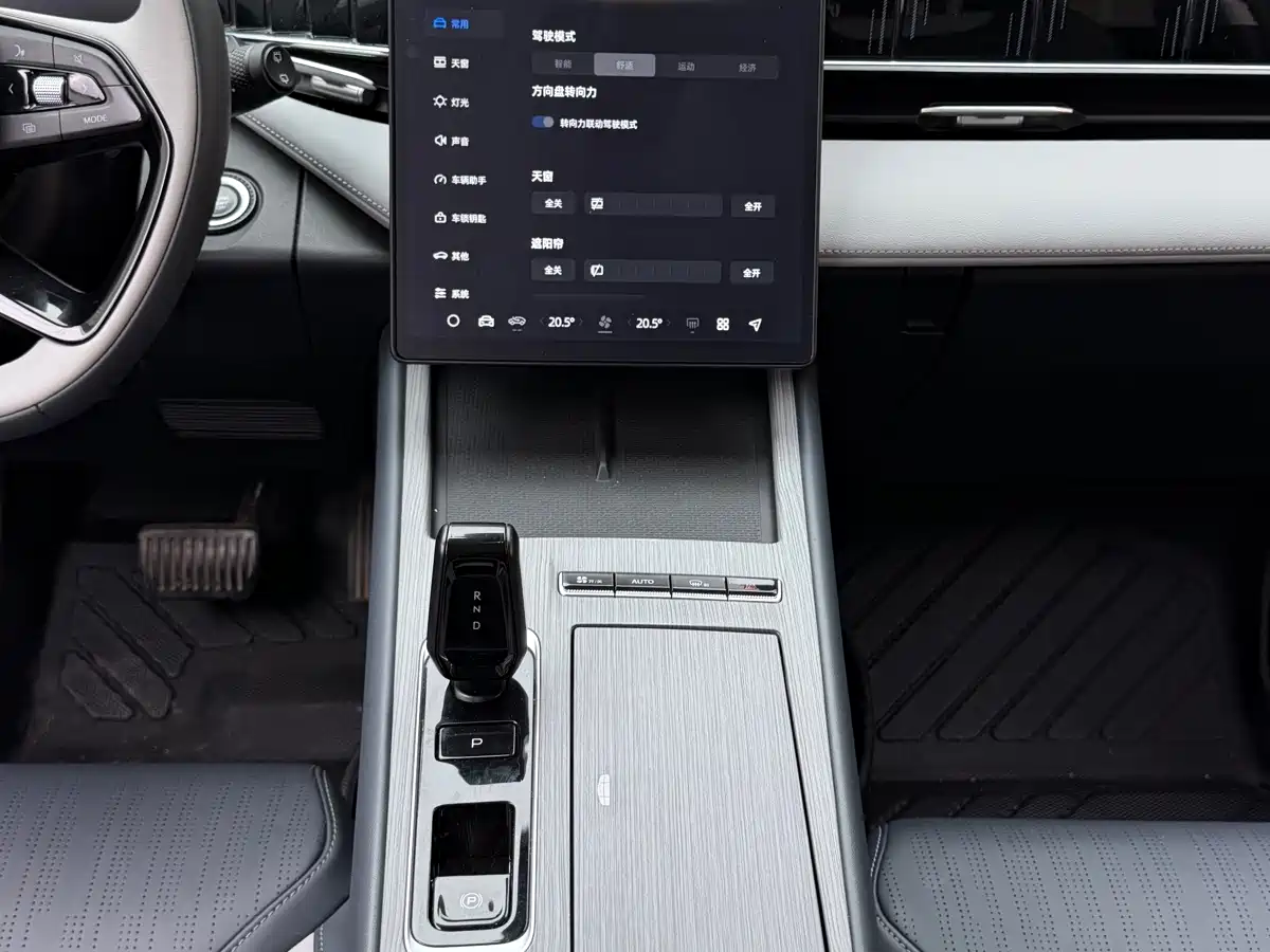 Фото 8 - Geely Atlas L