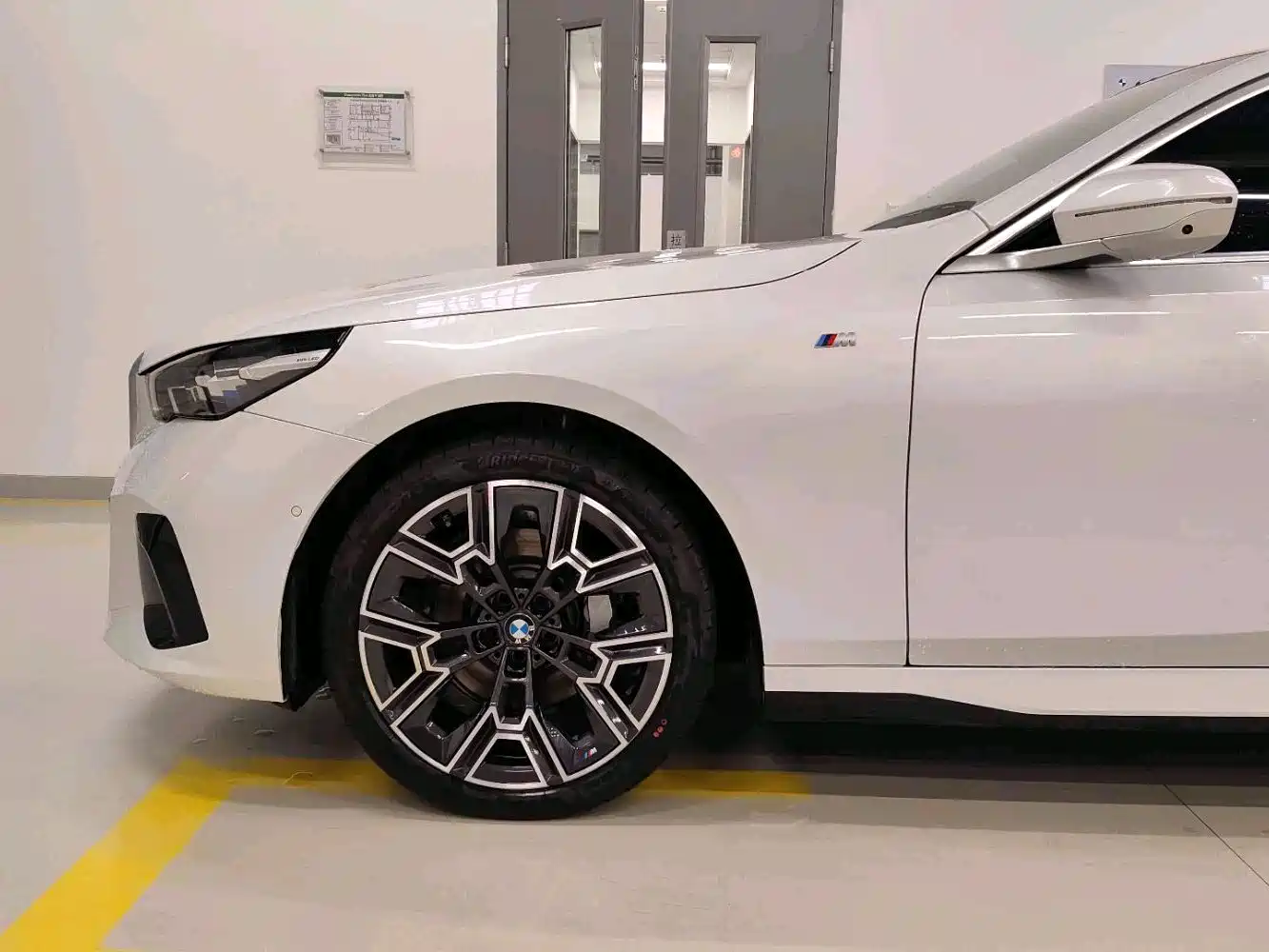 BMW 5 Series 2025 530Li Premium M Sport Package фото 11