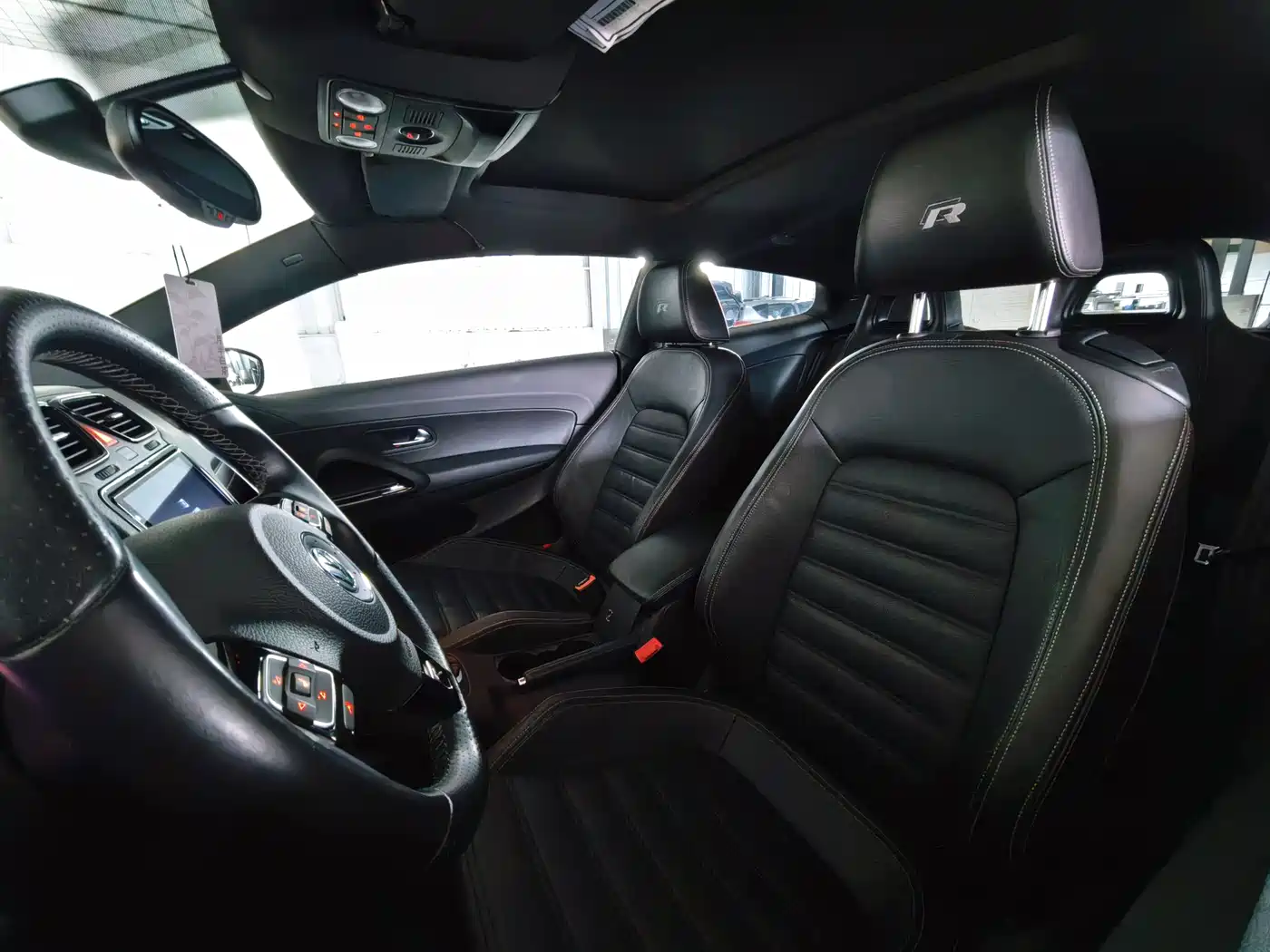 Volkswagen Scirocco 2011 Model R 2.0TSI фото 15
