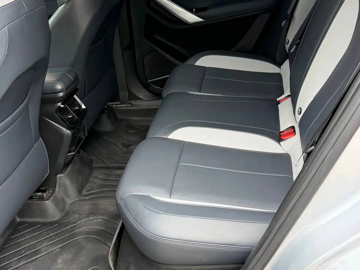 Фото 6 - Geely Boyue L