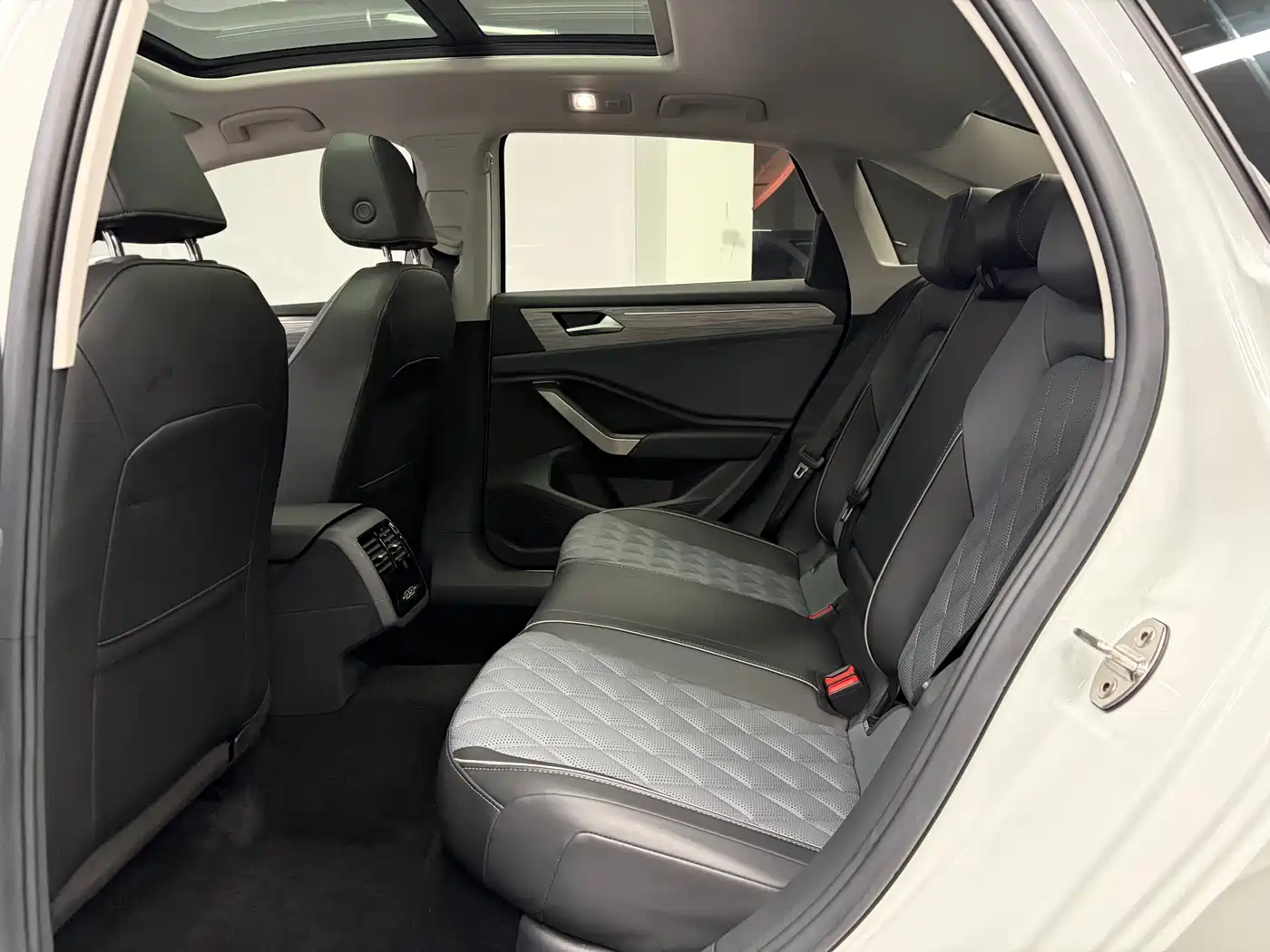 Volkswagen Sagitar 2023 280TSI DSG Excellence Plus Edition фото 15