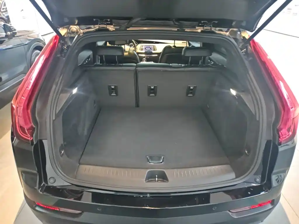Фото 19 - Cadillac XT4