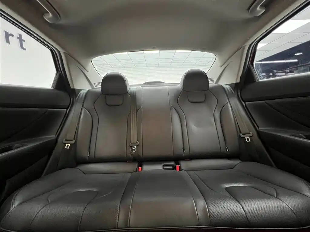 Hyundai Elantra 2022 1.5L CVT LUX Premium Edition фото 16