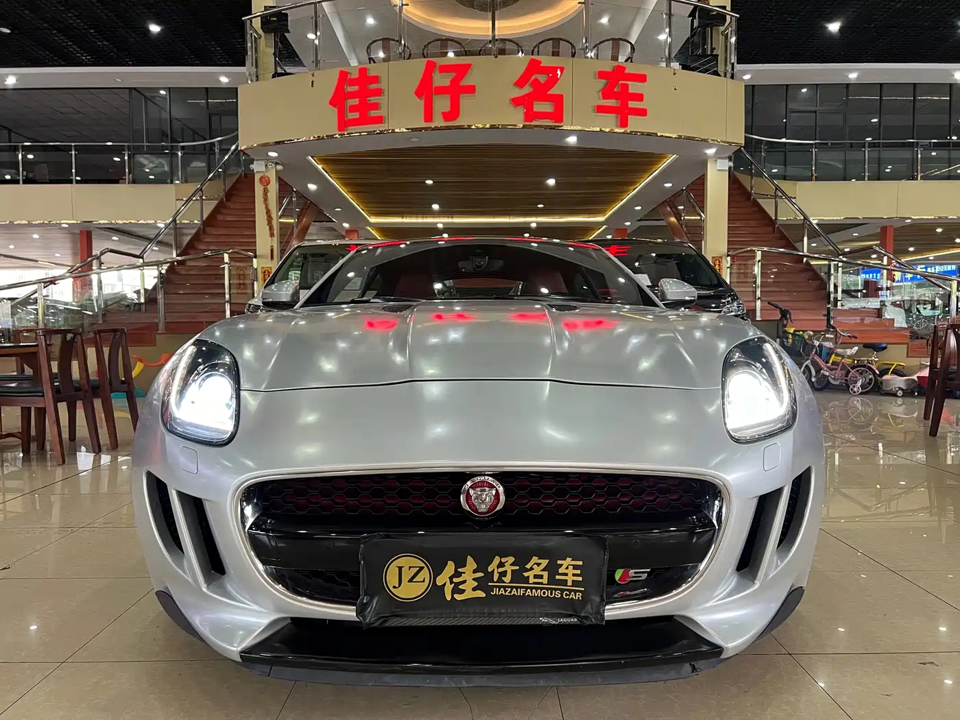 Фото 2 - Jaguar F-TYPE