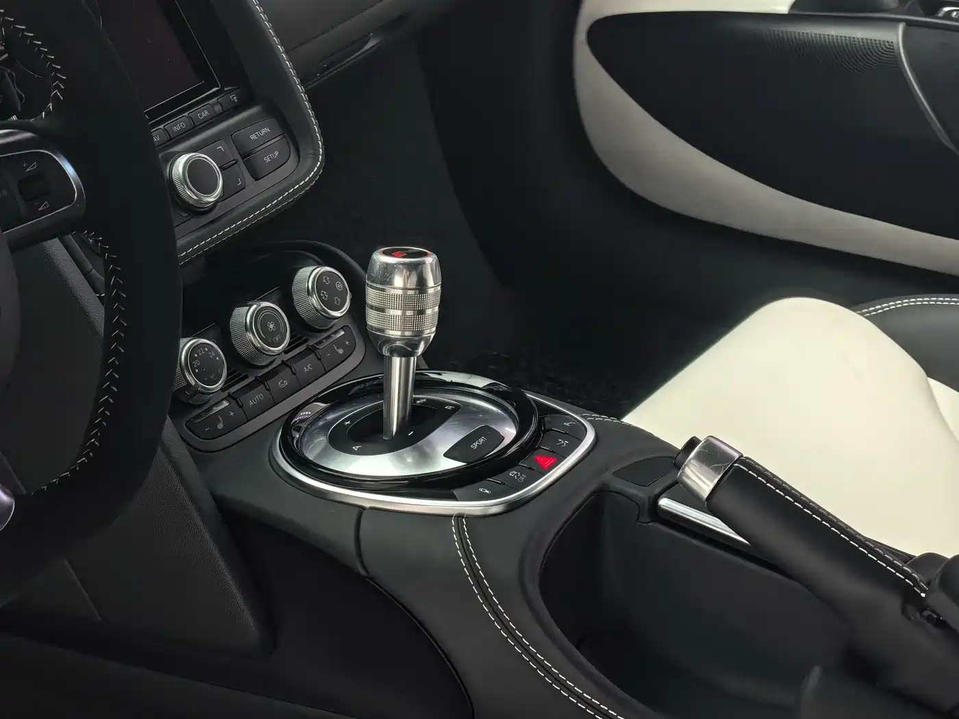 Photo 26 - Audi R8