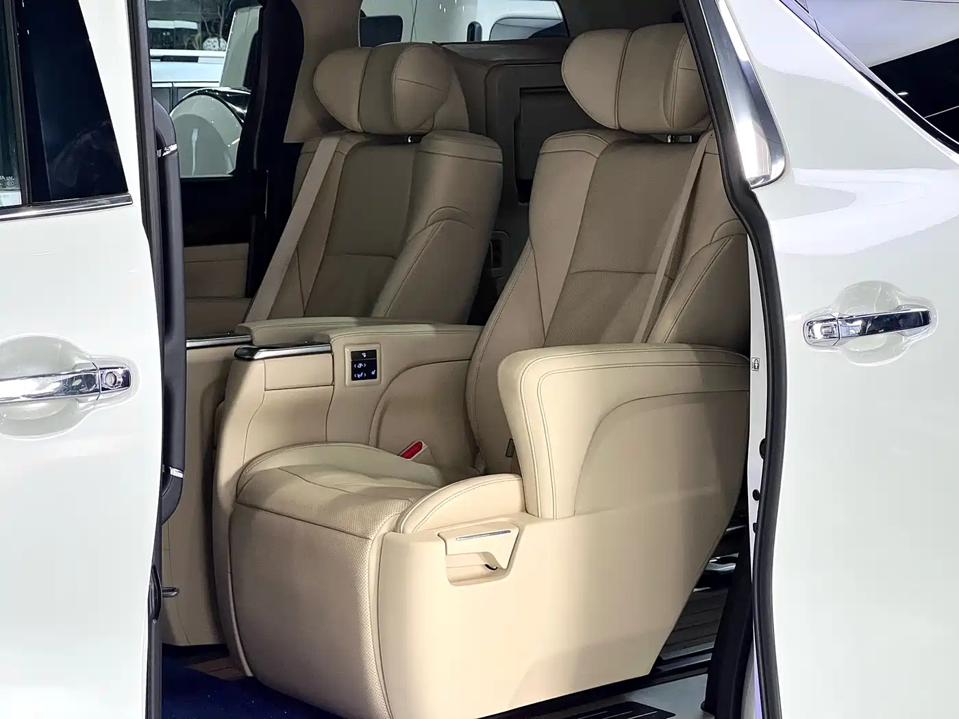 Toyota Alphard 2021 Hybrid 2.5L Luxury фото 35