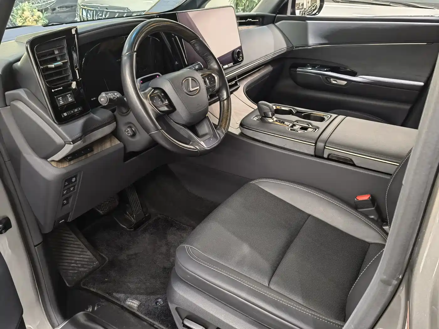 Lexus LM 2025 Model 500h Six-Seater Prestige Edition фото 7