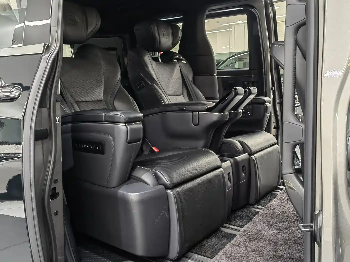 Lexus LM 2025 Model 500h Six-Seater Prestige Edition фото 11