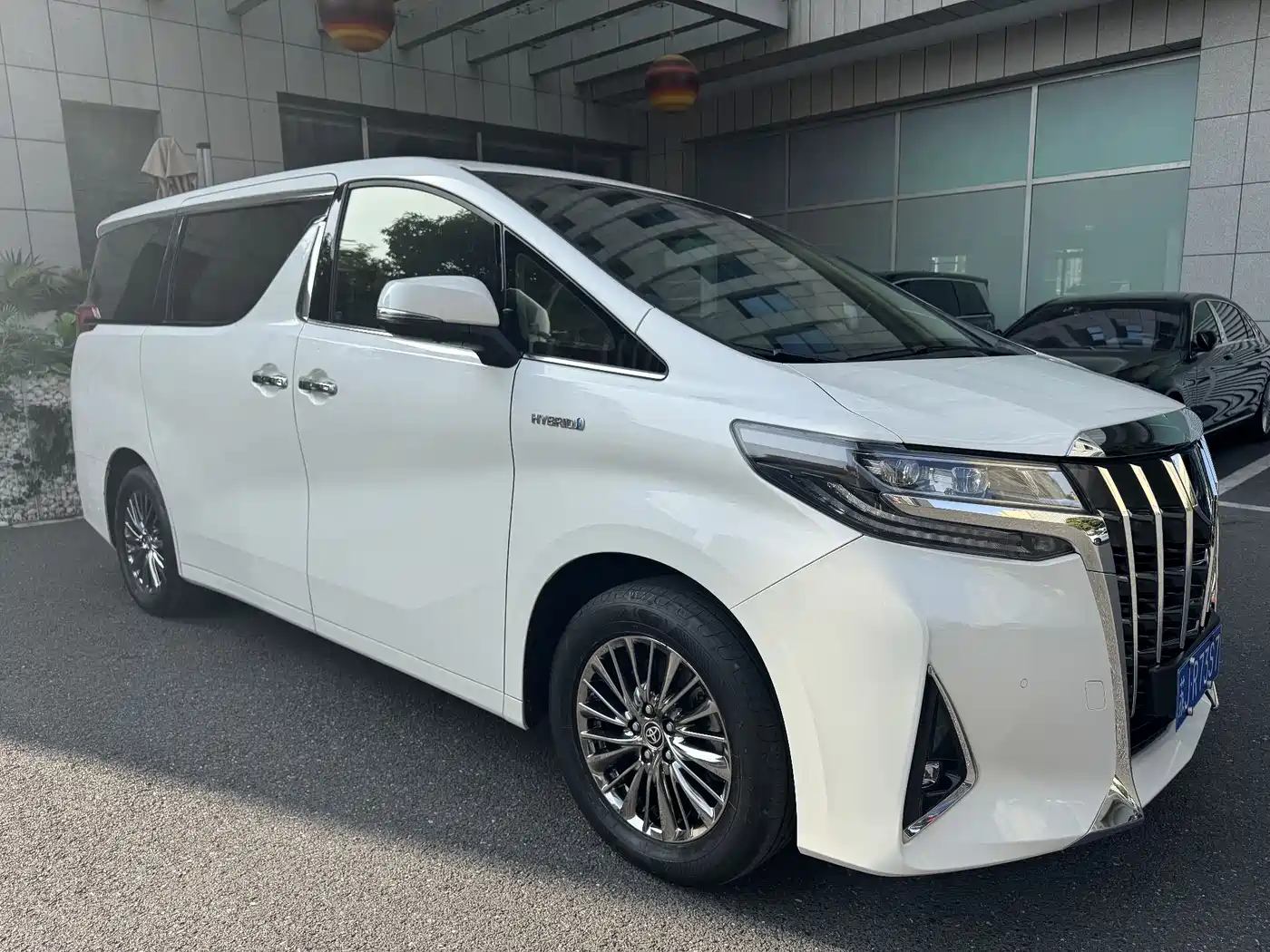 Toyota Alphard 2021 Hybrid 2.5L Luxury фото 3
