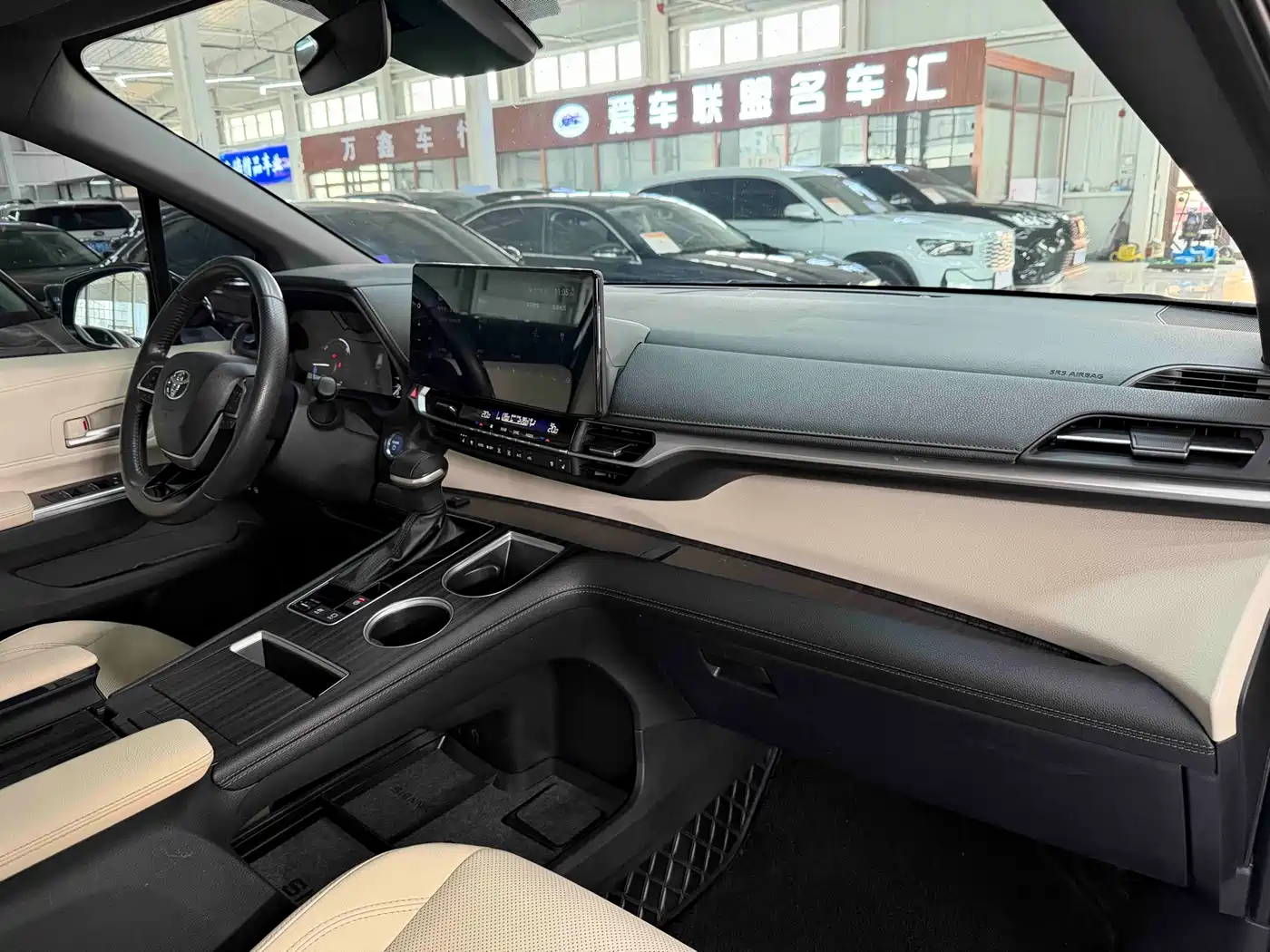 Toyota Sienna 2023 2.5L Hybrid Premium Edition фото 19