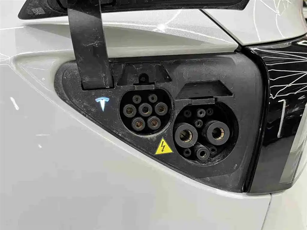 Tesla Model Y 2025 Long Range All-Wheel Drive фото 19