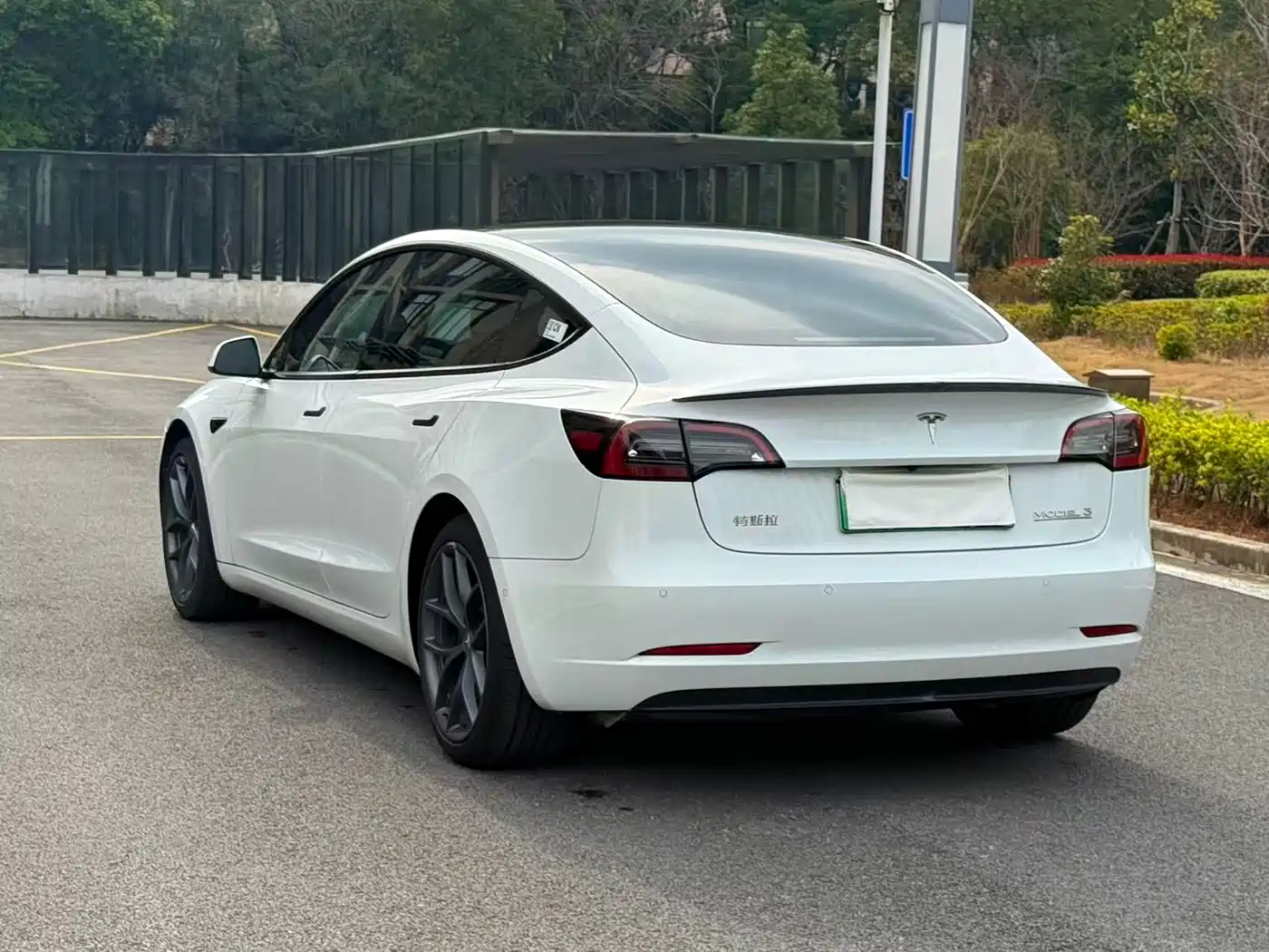 TESLA MODEL 3