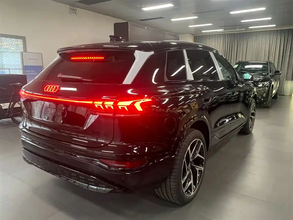AUDI Q6L E TRON