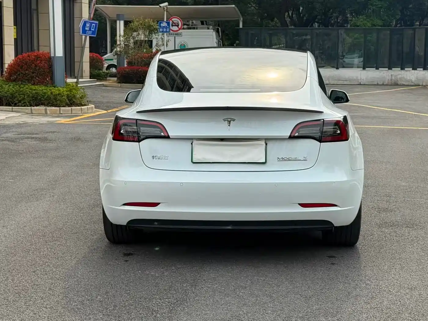 TESLA MODEL 3