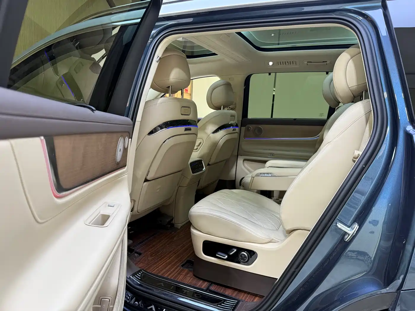 AITO Wenjie AITO M9 2024 Range Extender Ultra 52kWh 6-seater фото 6