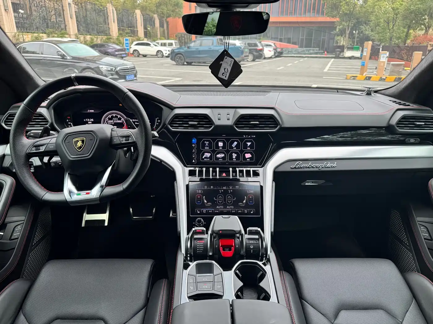 LAMBORGHINI URUS