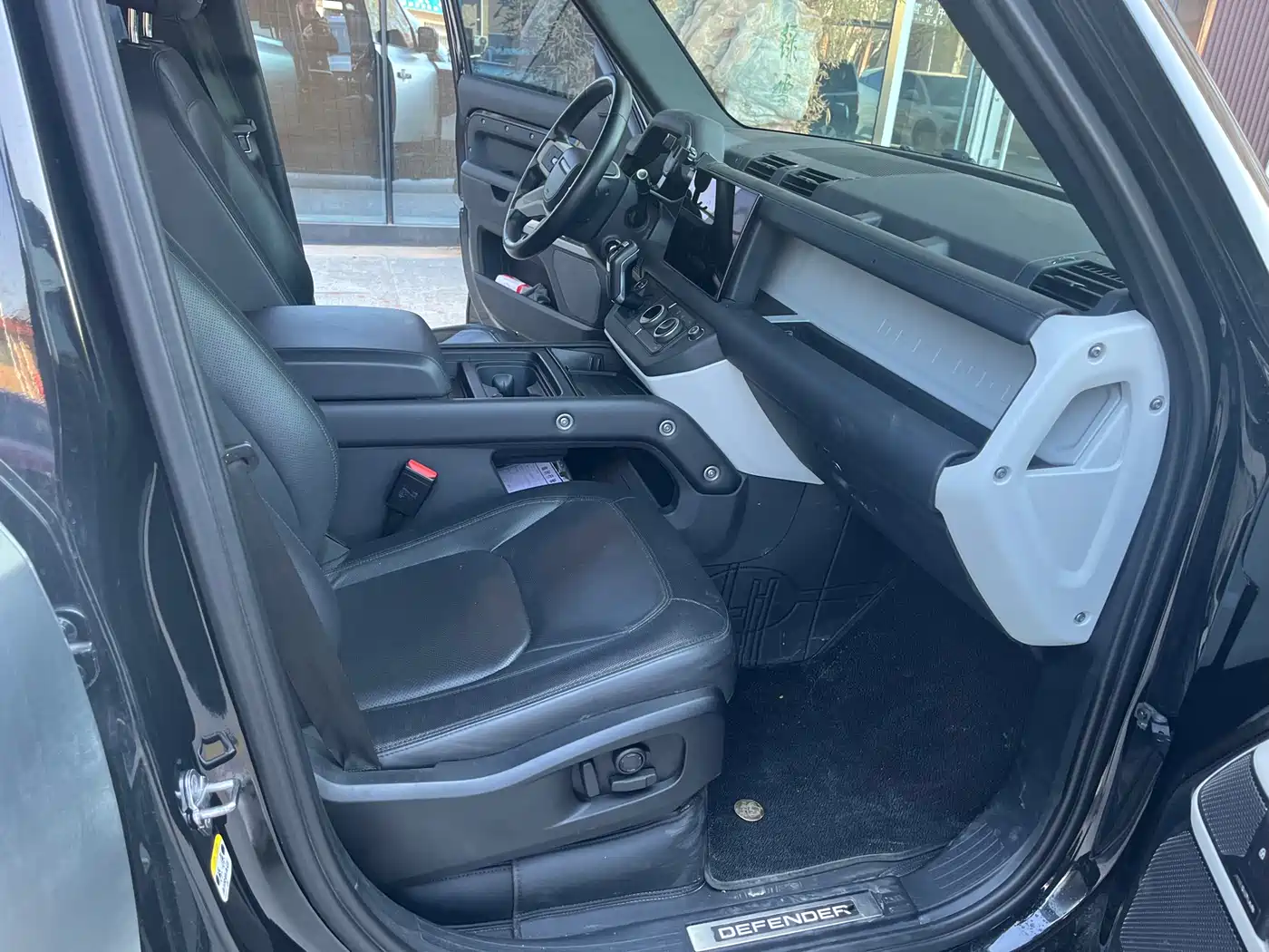 Land Rover Defender 2023 Model 110 3.0T P400 Dark Special Edition фото 6