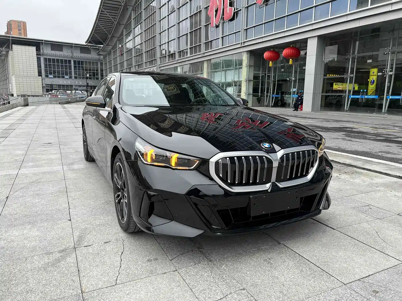 BMW 5 Series 2026 530Li Leading M Sport Package фото 2