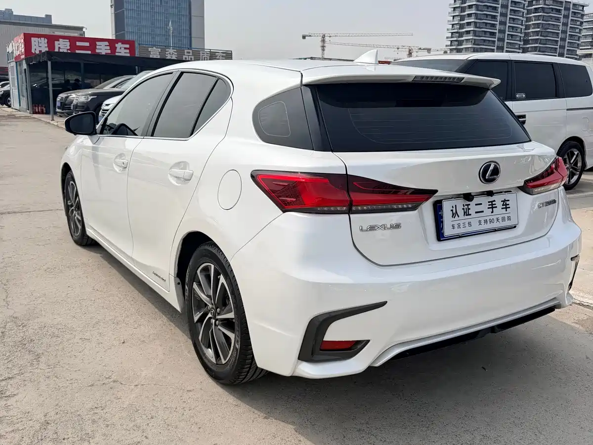 Фото 4 - Lexus CT
