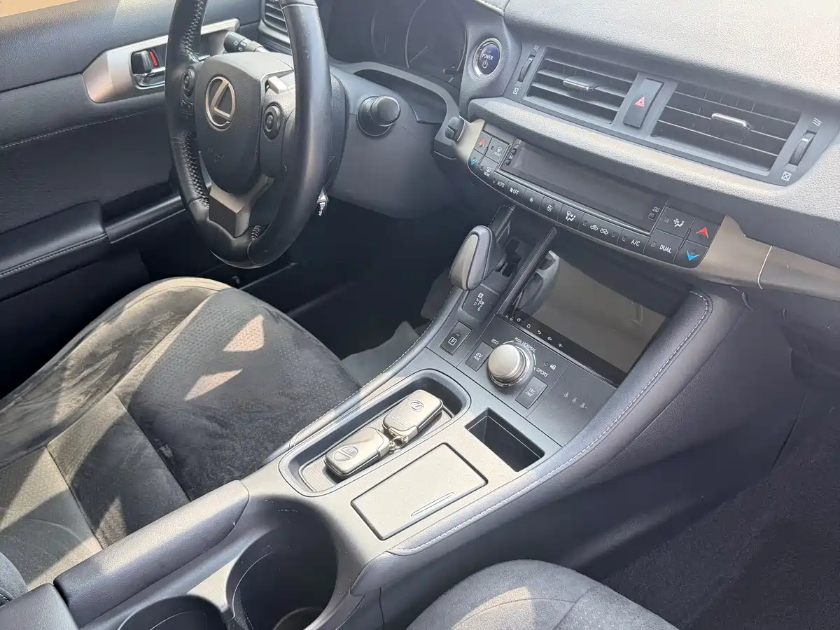 Фото 16 - Lexus CT