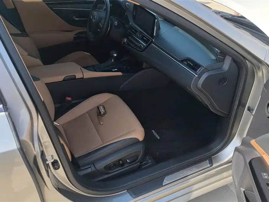 Lexus ES 2023 200 Excellence Edition фото 8