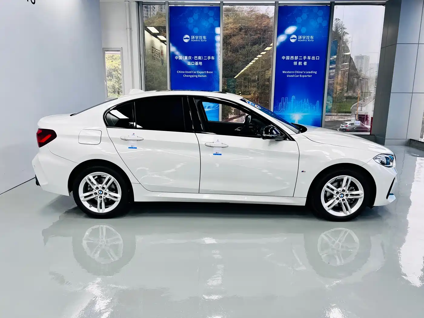 BMW 1 Series 2023 120i M Sport Shadow Edition фото 5