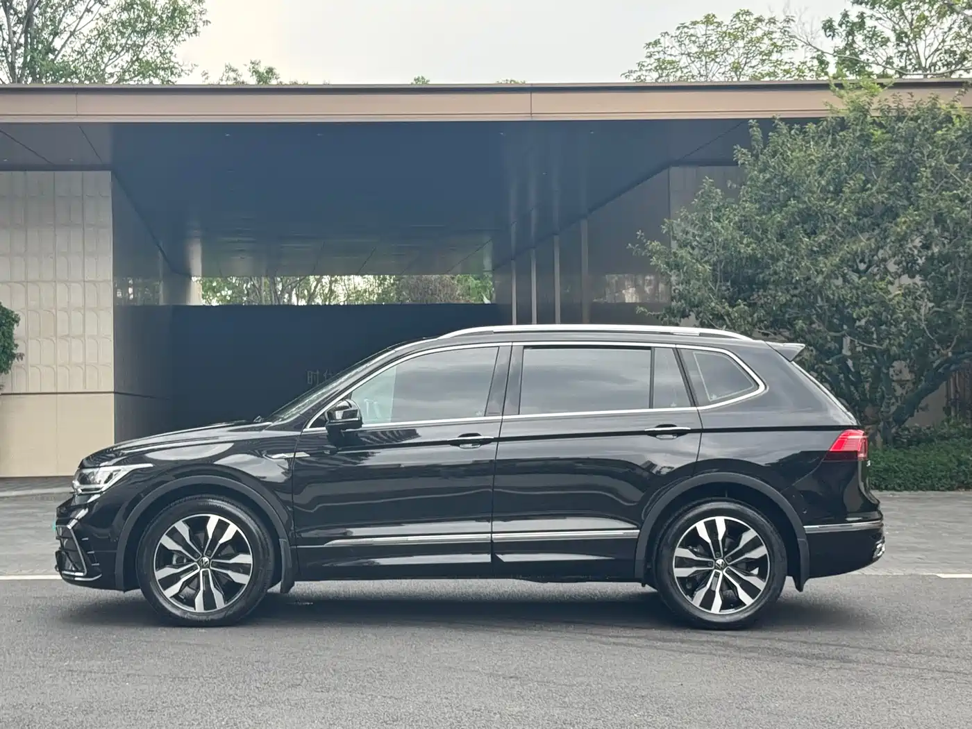 Volkswagen Tiguan L 2024 330TSI Automatic 2WD R-Line Premium Enjoyment Edition фото 7