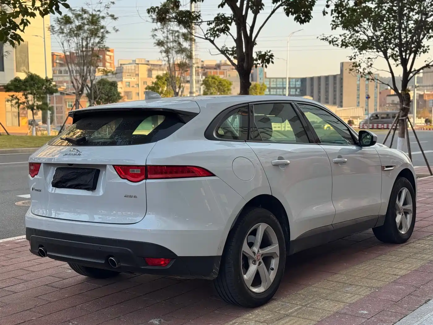 Jaguar F-PACE 2016 2016 2.0T FWD Urban Premium Edition