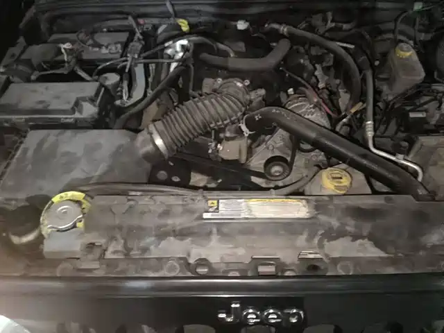 Jeep Wrangler 2010 3.8L Sahara 2-Door — фото 3