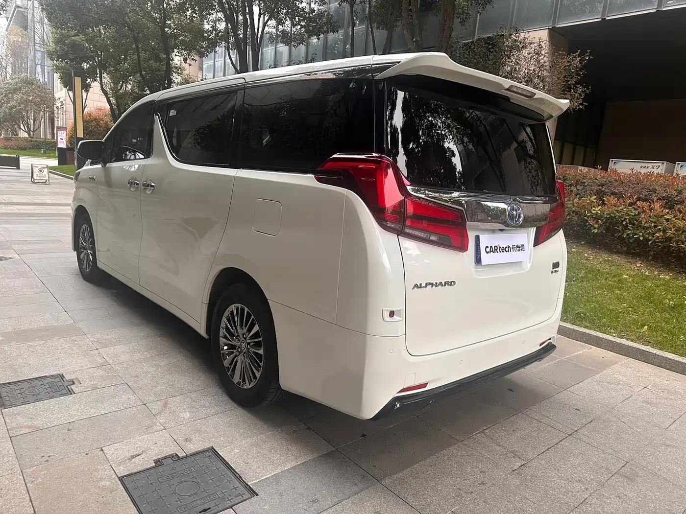 Toyota Alphard 2021 Hybrid 2.5L Luxury фото 12