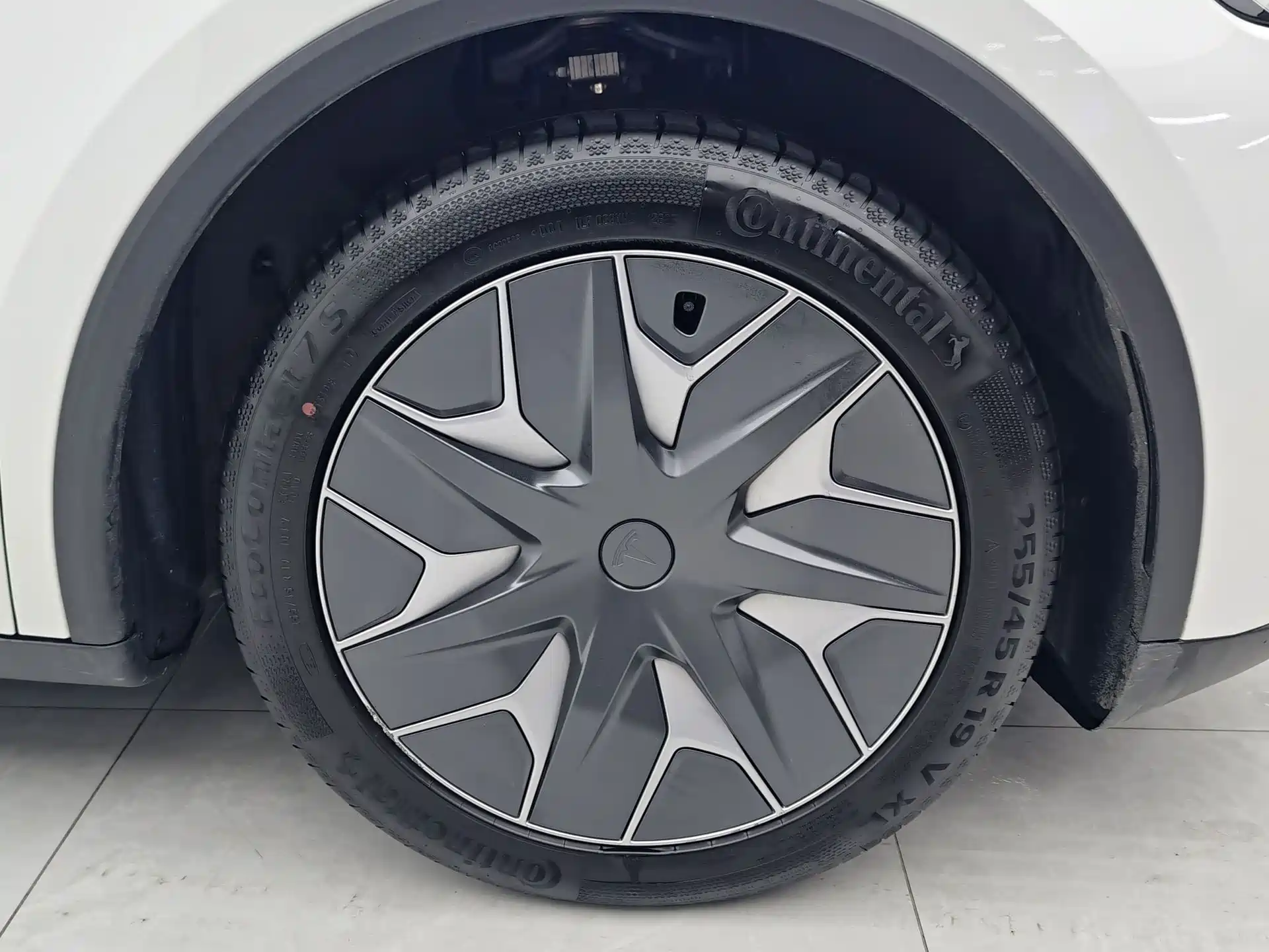 صورة 2 - Tesla Model Y L