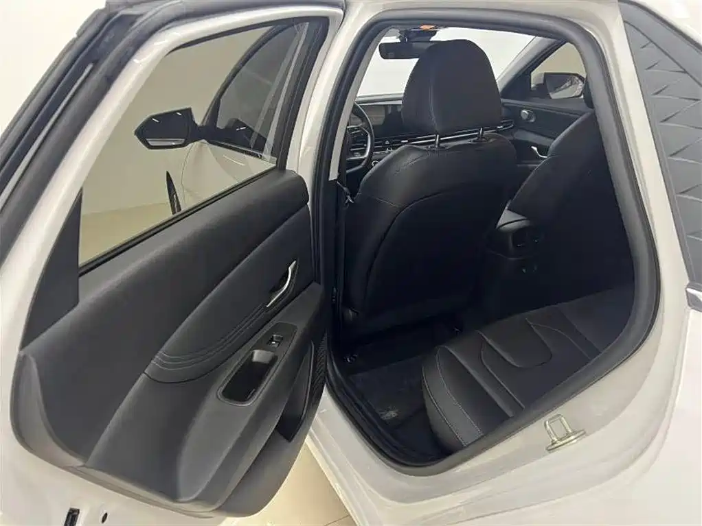Hyundai Elantra 2023 Model 1.5L CVT LUX Premium Edition фото 9