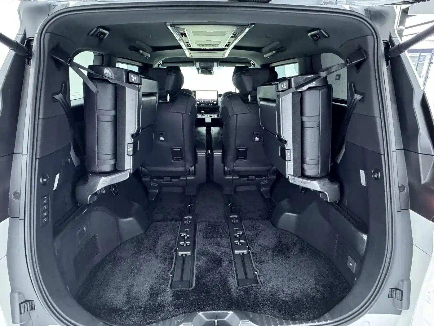 Lexus LM 2023 500h 6-Seater Prestige Edition фото 15