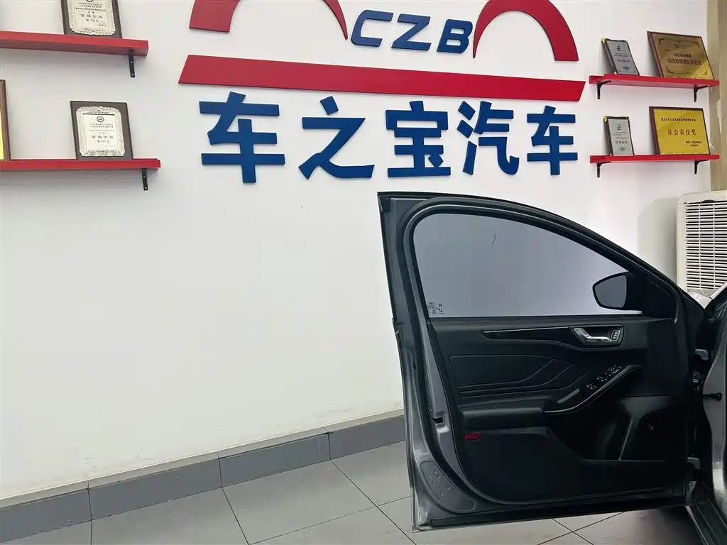 Ford Focus 2023 2022 Sedan EcoBoost 180 Automatic ST Line