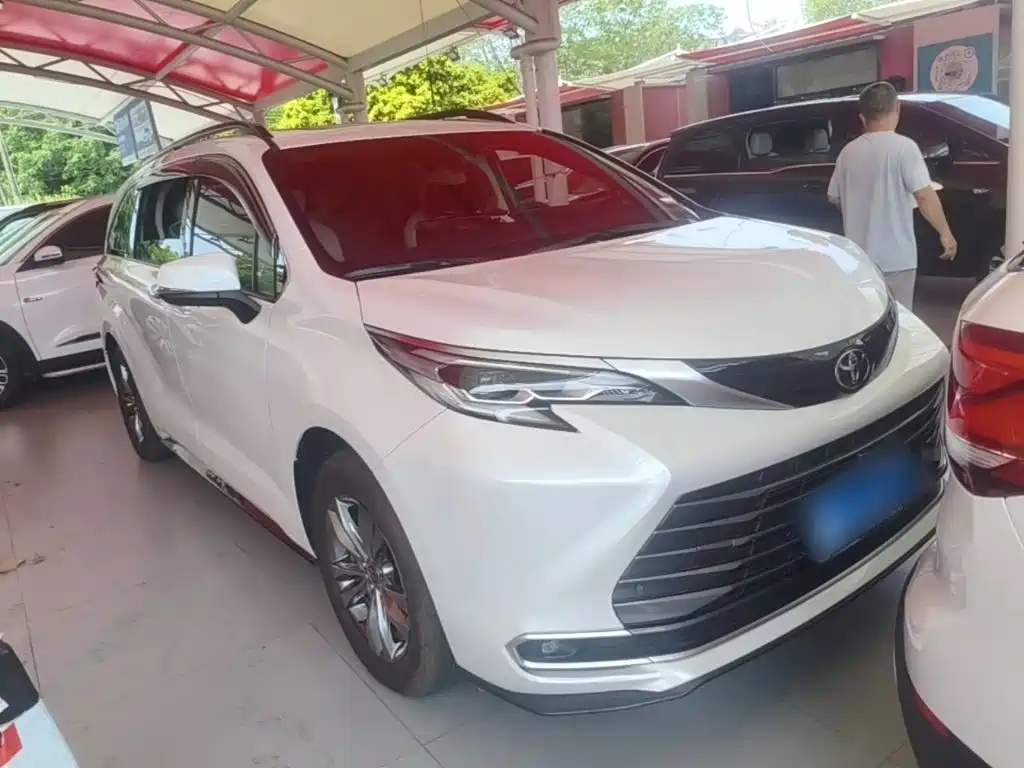 Photo 22 - Toyota Sienna