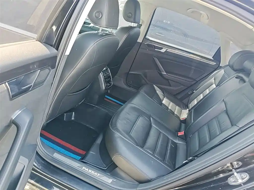 Volkswagen Passat 2017 330TSI DSG Luxury фото 17