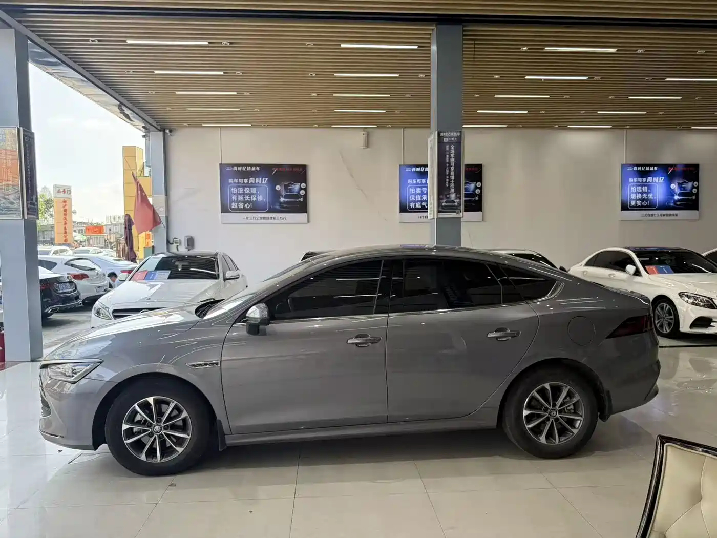 BYD Qin PLUS 2024 Glory Edition DM-i 55KM Leading фото 3